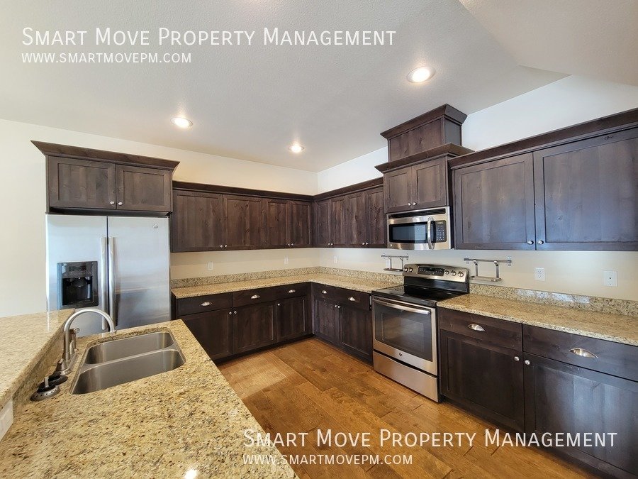 Adorable Two Story off Maple Grove. Neighborhood Pool, Park, Gym. Yard Care included property image