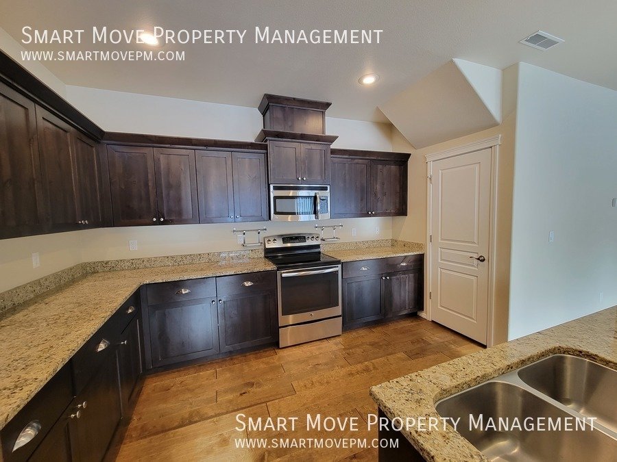 Adorable Two Story off Maple Grove. Neighborhood Pool, Park, Gym. Yard Care included property image