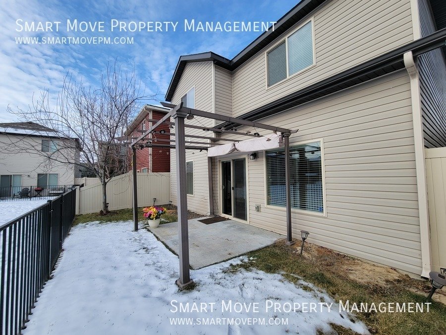 Adorable Two Story off Maple Grove. Neighborhood Pool, Park, Gym. Yard Care included property image