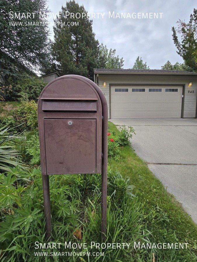 Chic & Modern Highlands Home.  3 Tiered Park-like Backyard property image