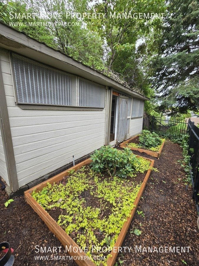 Chic & Modern Highlands Home.  3 Tiered Park-like Backyard property image