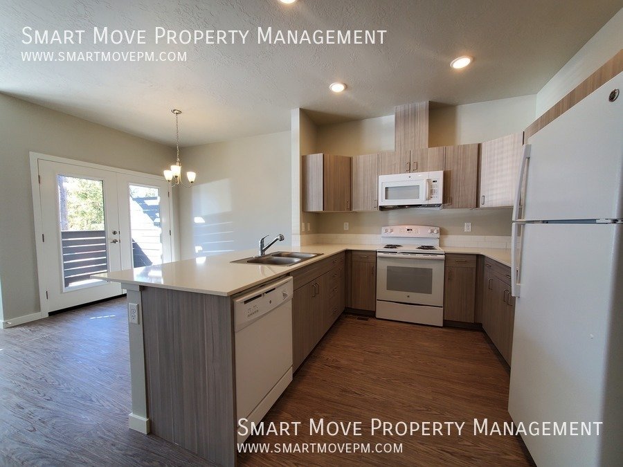 Townhome in Arts & Cultural District. Steps from the Greenbelt, River, Wineries property image