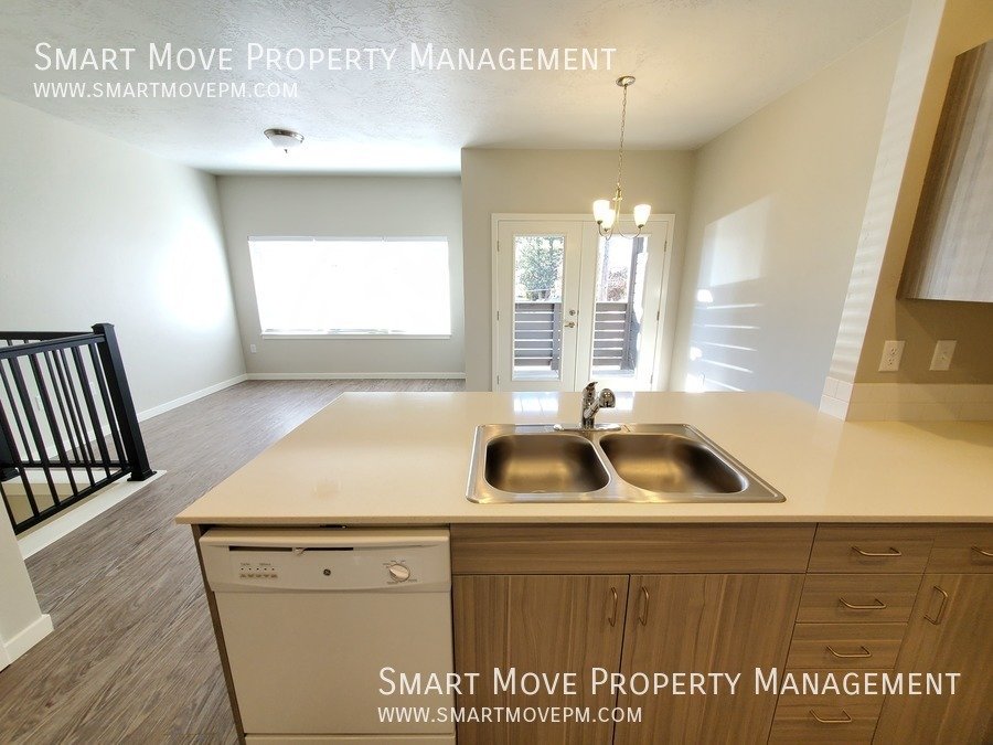 Townhome in Arts & Cultural District. Steps from the Greenbelt, River, Wineries property image