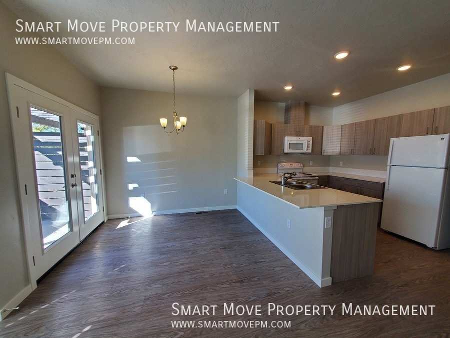 Townhome in Arts & Cultural District. Steps from the Greenbelt, River, Wineries property image