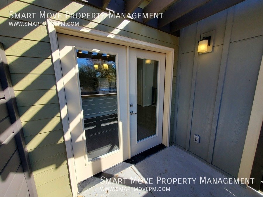 Townhome in Arts & Cultural District. Steps from the Greenbelt, River, Wineries property image