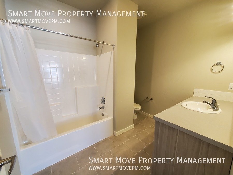 Townhome in Arts & Cultural District. Steps from the Greenbelt, River, Wineries property image