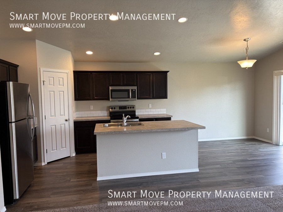 Inviting 3 bd room single level near Settlers Park. 3D tour! property image