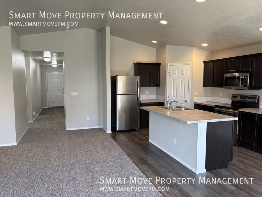 Inviting 3 bd room single level near Settlers Park. 3D tour! property image