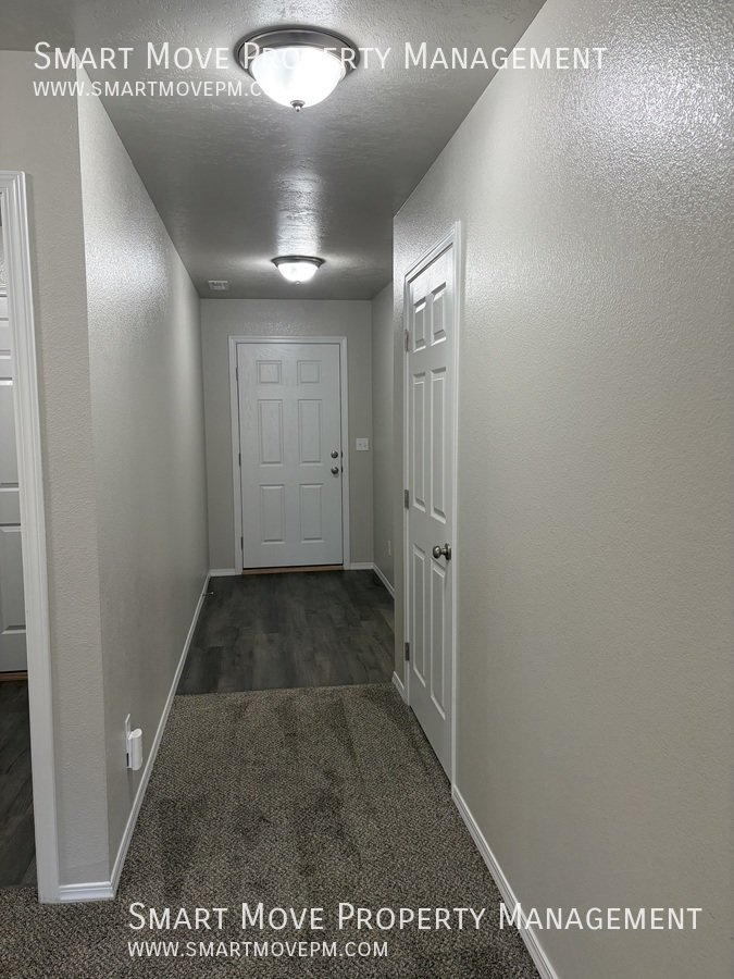 Inviting 3 bd room single level near Settlers Park. 3D tour! property image