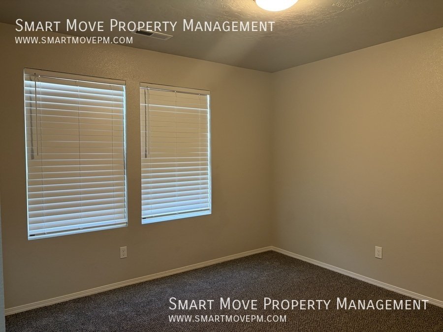 Inviting 3 bd room single level near Settlers Park. 3D tour! property image