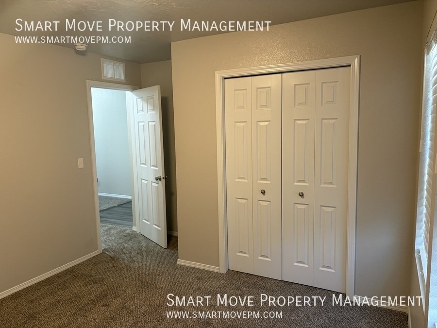 Inviting 3 bd room single level near Settlers Park. 3D tour! property image