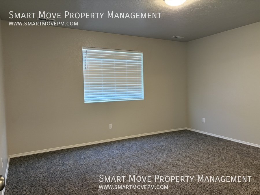 Inviting 3 bd room single level near Settlers Park. 3D tour! property image