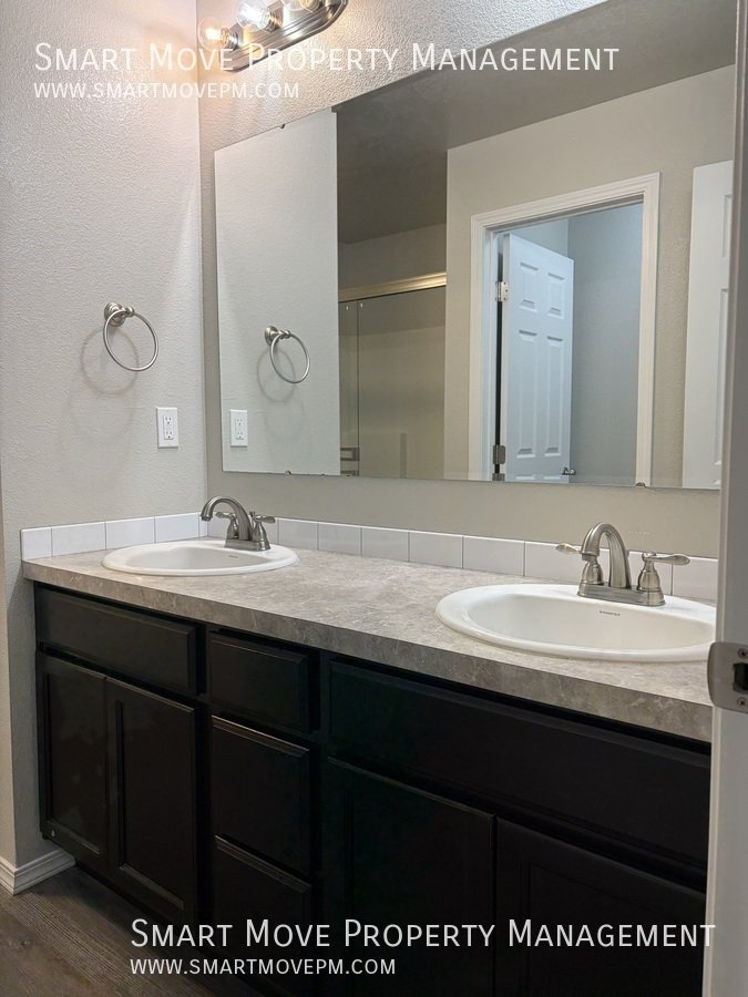 Inviting 3 bd room single level near Settlers Park. 3D tour! property image