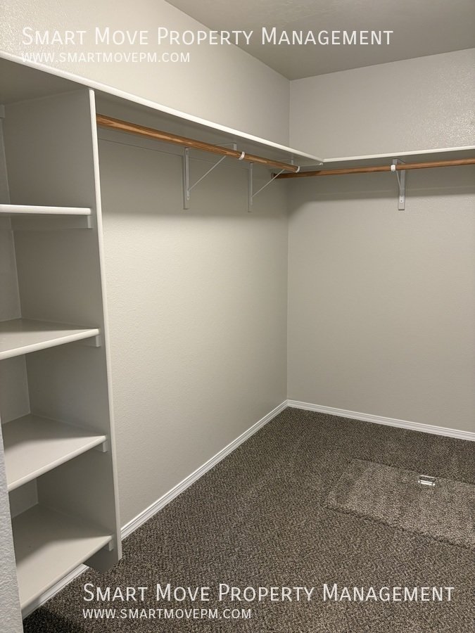 Inviting 3 bd room single level near Settlers Park. 3D tour! property image