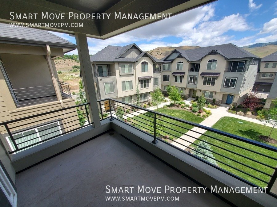 Townhouse on the Greenbelt, Pool. Between Bown Crossing & Harris Ranch property image