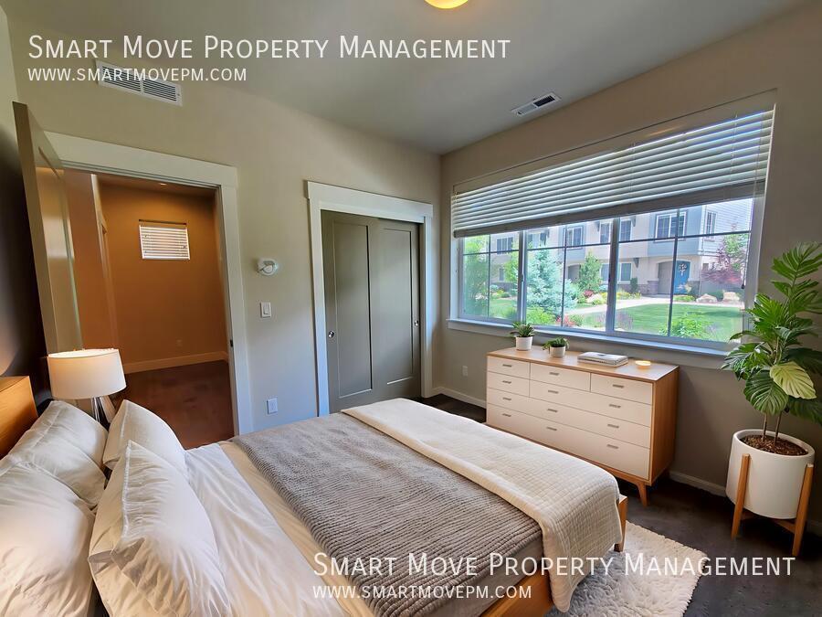 Townhouse on the Greenbelt, Pool. Between Bown Crossing & Harris Ranch property image