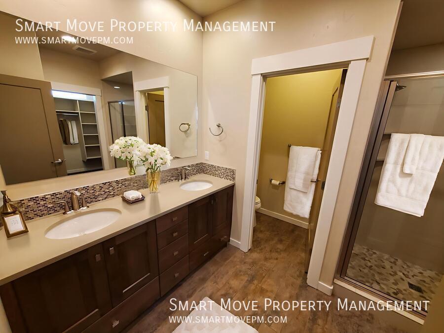 Townhouse on the Greenbelt, Pool. Between Bown Crossing & Harris Ranch property image