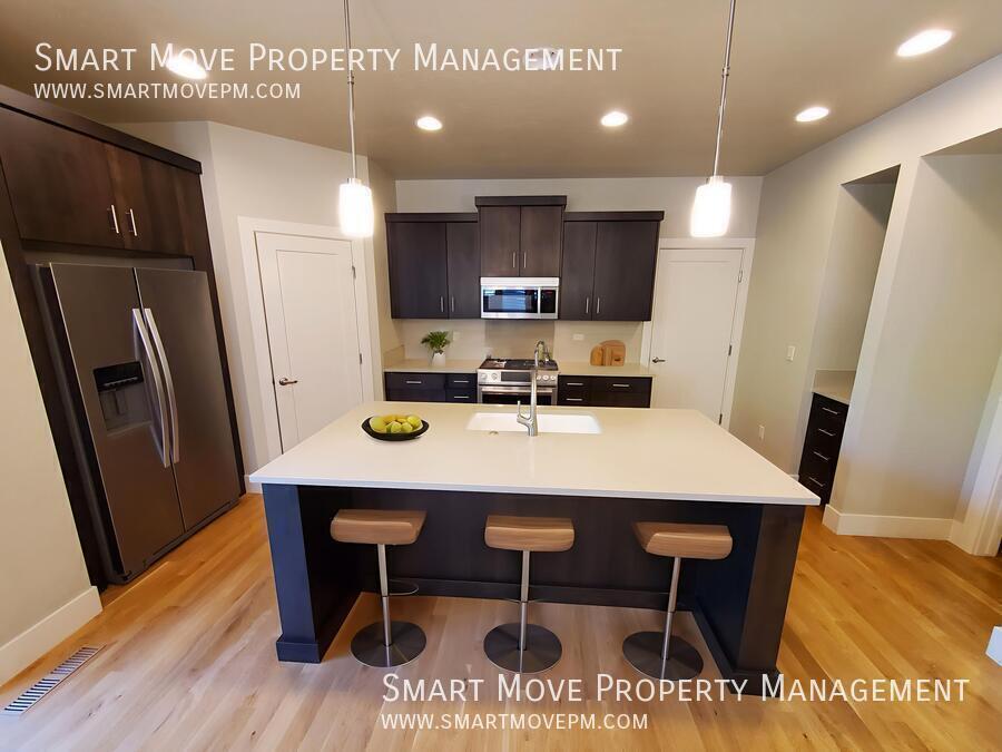 Harris Ranch Townhome in Mill District. Near Greenbelt, Bown Crossing, Foothills. Shakespeare Fest property image