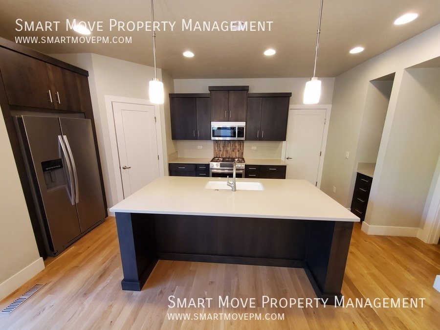 Harris Ranch Townhome in Mill District. Near Greenbelt, Bown Crossing, Foothills. Shakespeare Fest property image