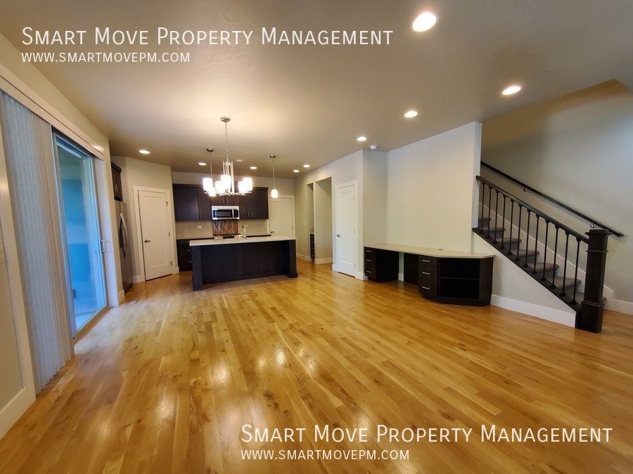 Harris Ranch Townhome in Mill District. Near Greenbelt, Bown Crossing, Foothills. Shakespeare Fest property image