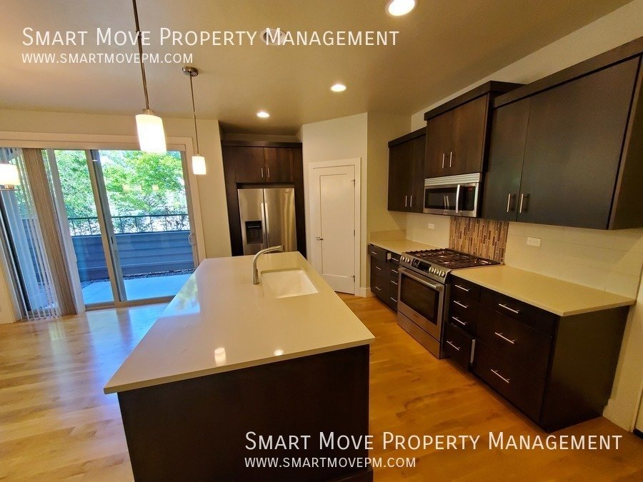 Harris Ranch Townhome in Mill District. Near Greenbelt, Bown Crossing, Foothills. Shakespeare Fest property image