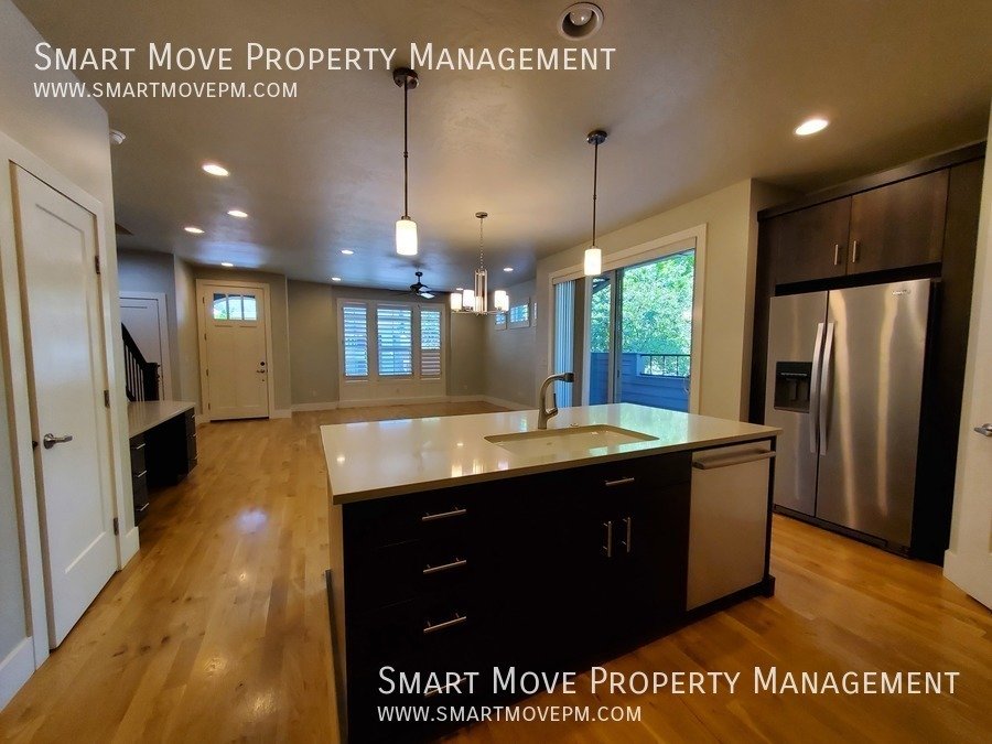 Harris Ranch Townhome in Mill District. Near Greenbelt, Bown Crossing, Foothills. Shakespeare Fest property image