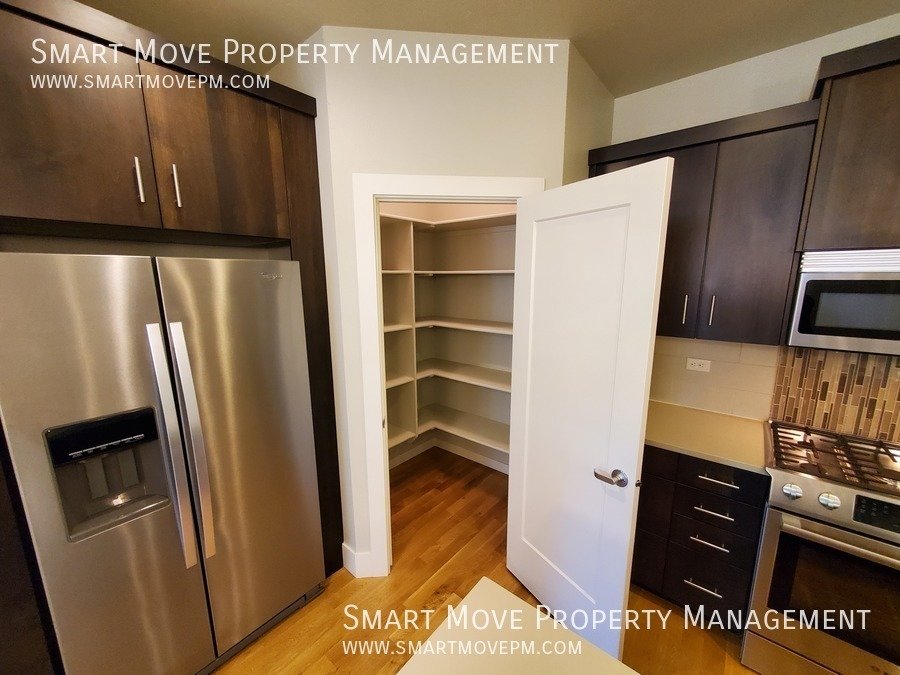 Harris Ranch Townhome in Mill District. Near Greenbelt, Bown Crossing, Foothills. Shakespeare Fest property image