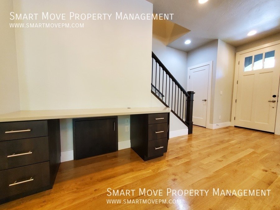 Harris Ranch Townhome in Mill District. Near Greenbelt, Bown Crossing, Foothills. Shakespeare Fest property image