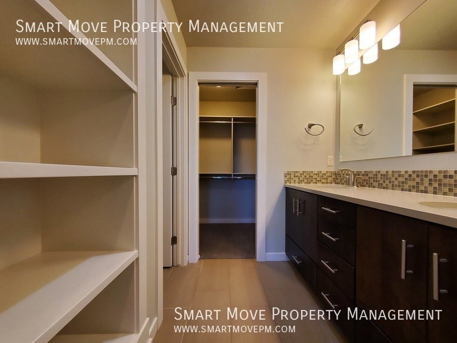 Harris Ranch Townhome in Mill District. Near Greenbelt, Bown Crossing, Foothills. Shakespeare Fest property image