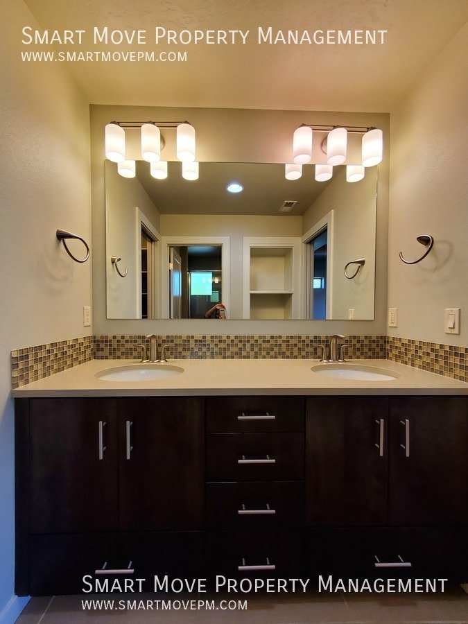 Harris Ranch Townhome in Mill District. Near Greenbelt, Bown Crossing, Foothills. Shakespeare Fest property image