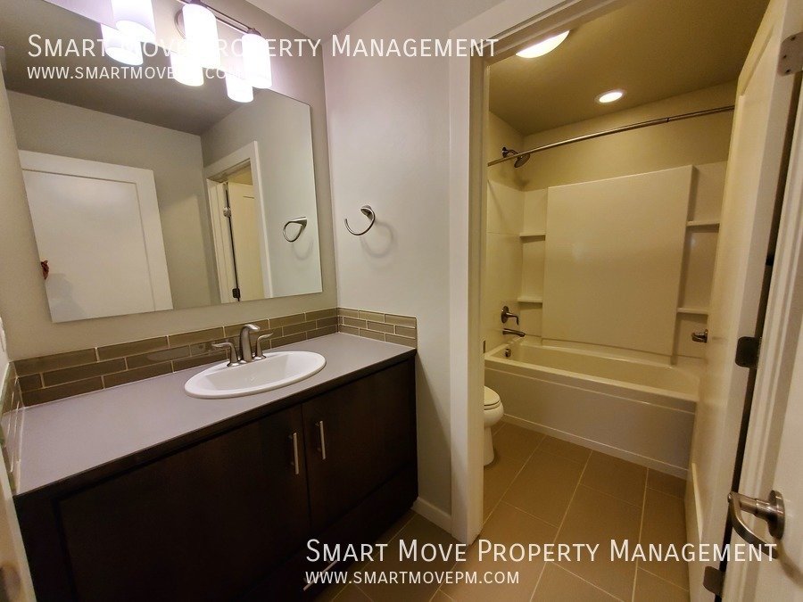 Harris Ranch Townhome in Mill District. Near Greenbelt, Bown Crossing, Foothills. Shakespeare Fest property image