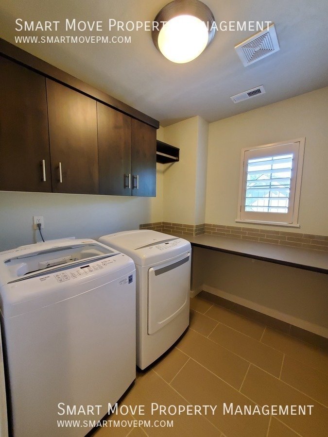 Harris Ranch Townhome in Mill District. Near Greenbelt, Bown Crossing, Foothills. Shakespeare Fest property image