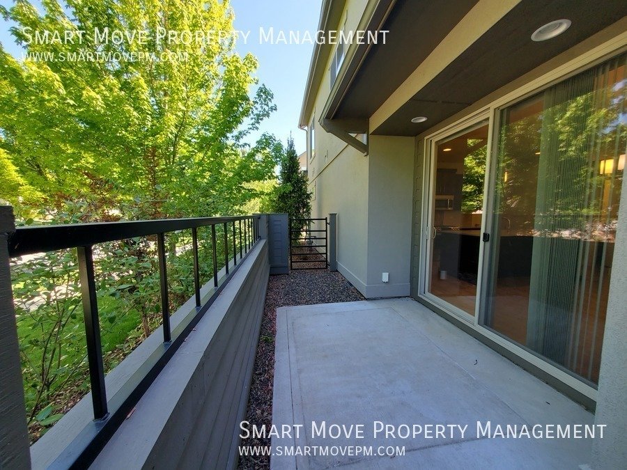 Harris Ranch Townhome in Mill District. Near Greenbelt, Bown Crossing, Foothills. Shakespeare Fest property image