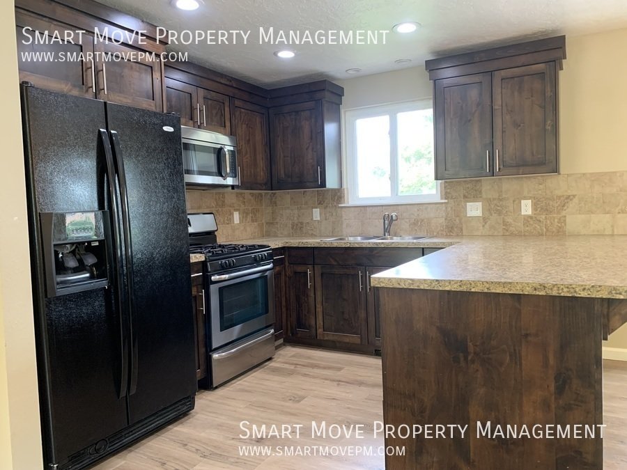 Upgraded split level 4 bed home in West Bench property image