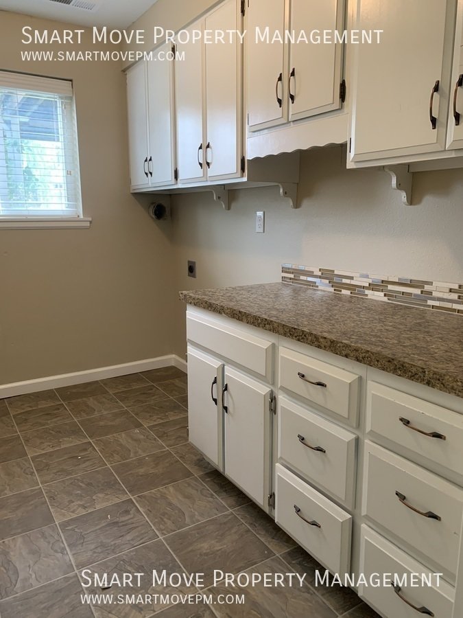 Upgraded split level 4 bed home in West Bench property image