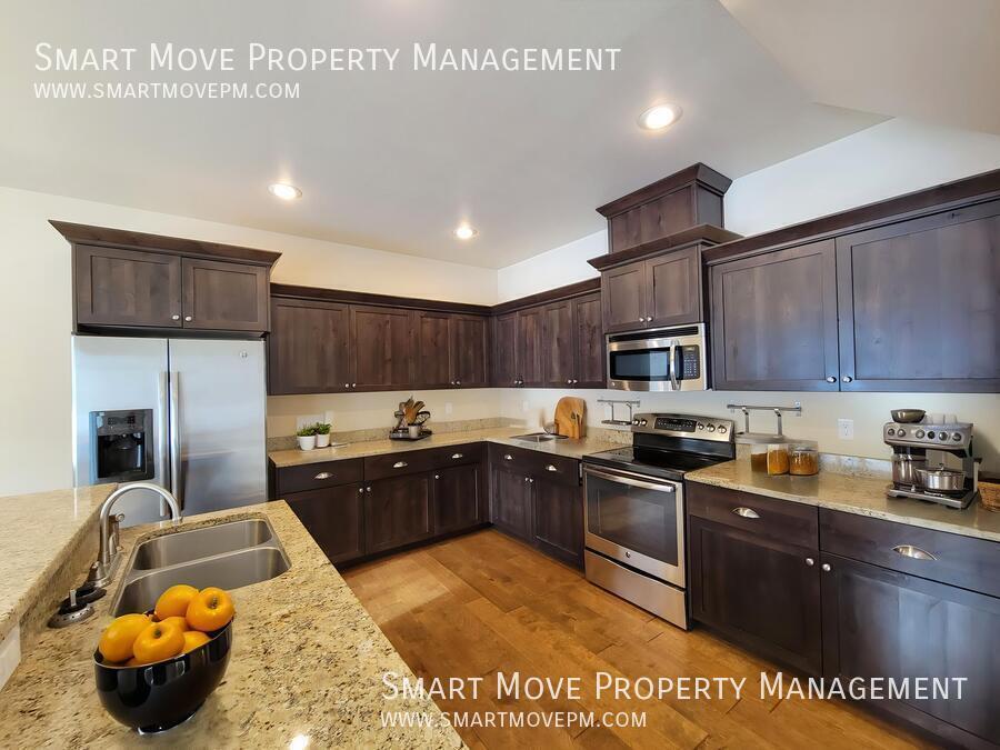 Adorable Two Story off Maple Grove. Neighborhood Pool, Park, Gym. Yard Care included property image