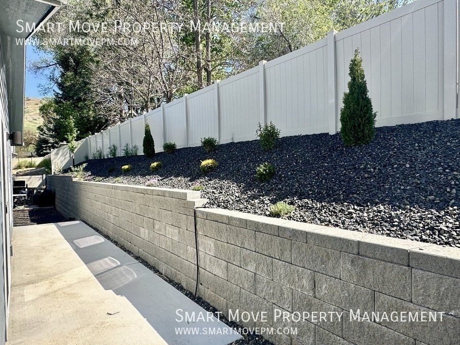 Brand new 3 bed near the foothills property image