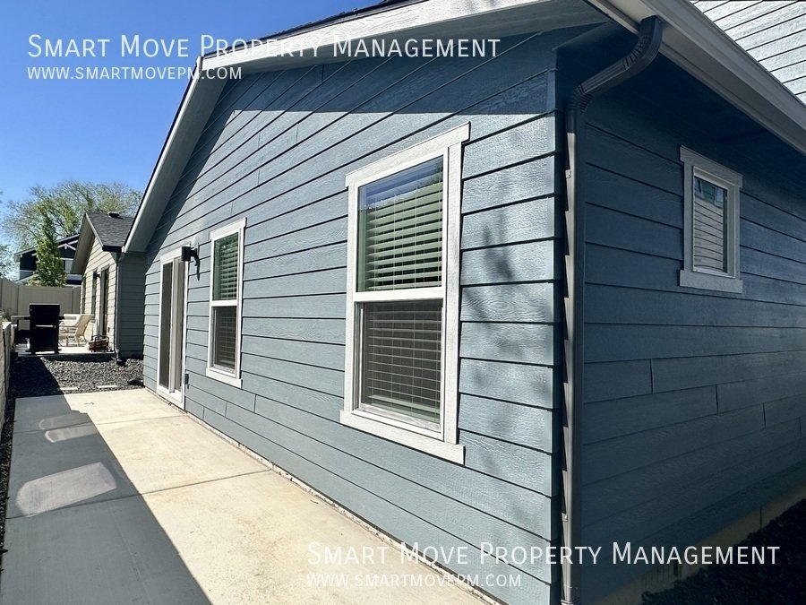 Brand new 3 bed near the foothills property image