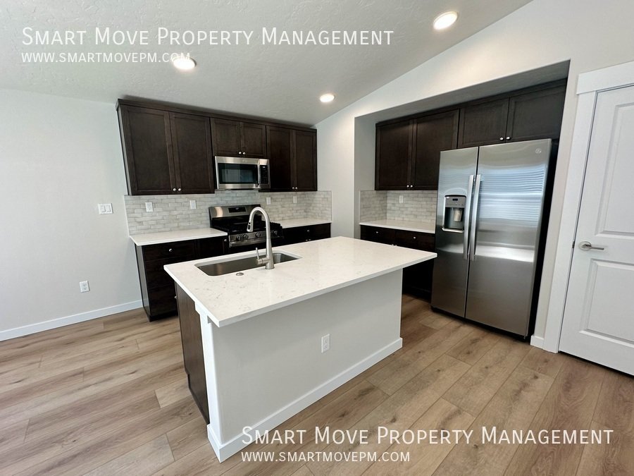 Brand new 3 bed near the foothills property image