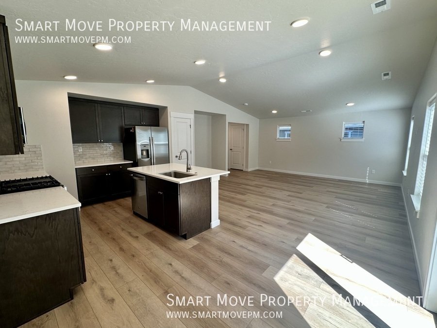 Brand new 3 bed near the foothills property image