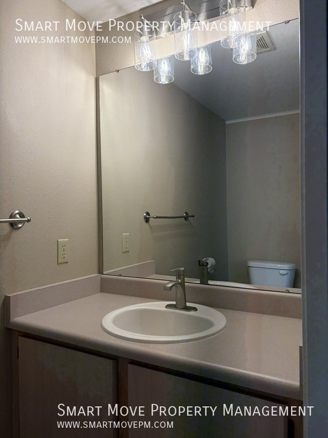 Charming 3 bed in Oak Park Village property image