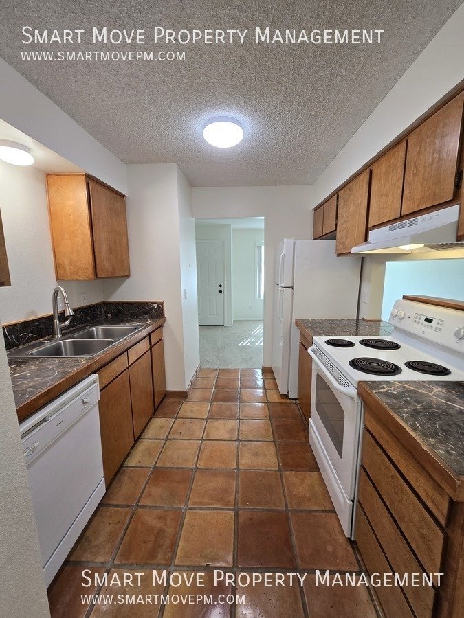 Charming North End Gem Near Hill Rd & Camel's Back Park! property image