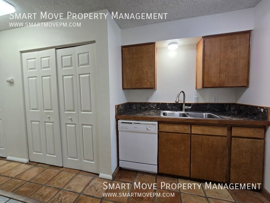 Charming North End Gem Near Hill Rd & Camel's Back Park! property image