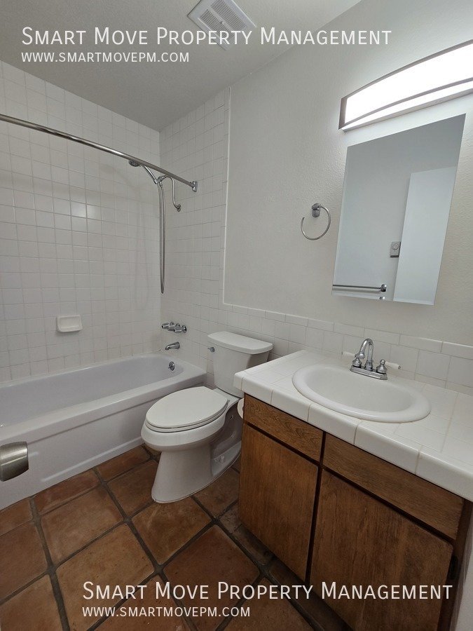 Charming North End Gem Near Hill Rd & Camel's Back Park! property image