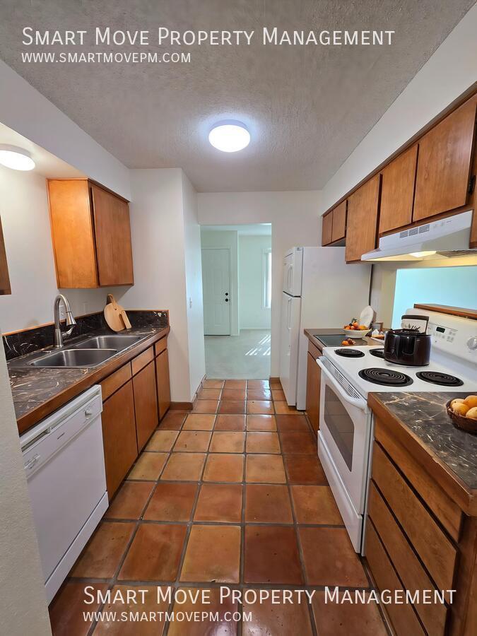 Charming North End Gem Near Hill Rd & Camel's Back Park! property image