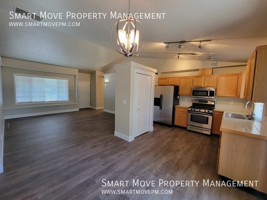 3 Bed + Office, w/ Solar Power in heart of Meridian. Available Immediately! property image