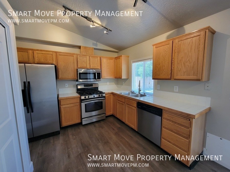 3 Bed + Office, w/ Solar Power in heart of Meridian. Available Immediately! property image