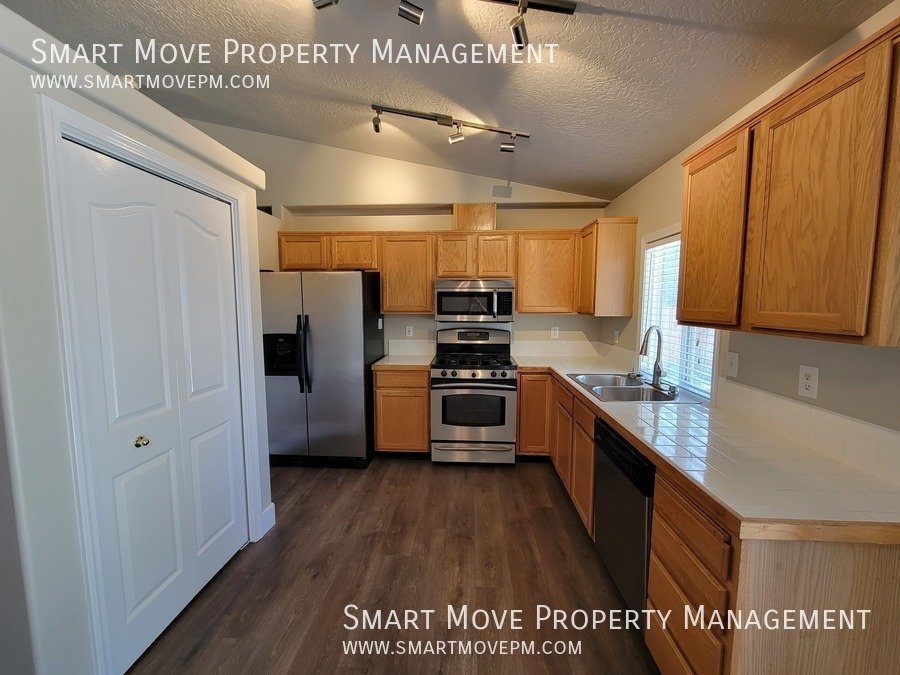 3 Bed + Office, w/ Solar Power in heart of Meridian. Available Immediately! property image