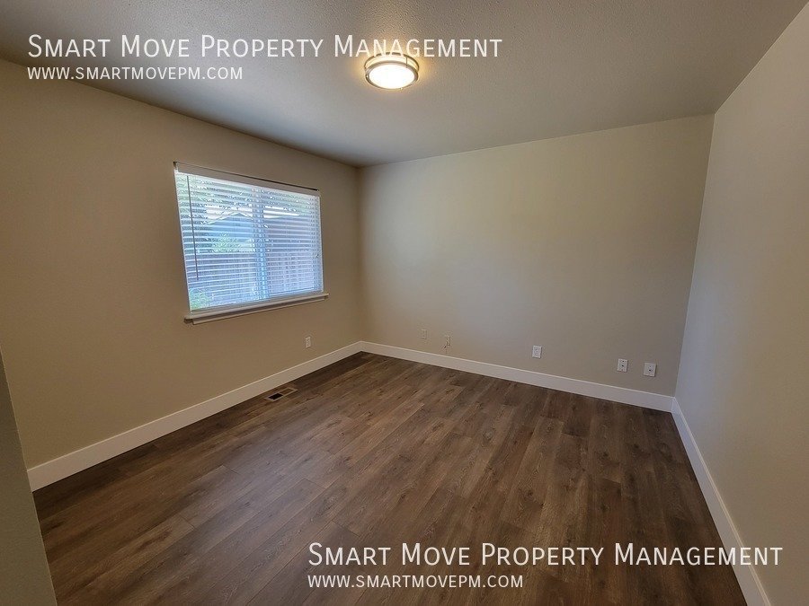 3 Bed + Office, w/ Solar Power in heart of Meridian. Available Immediately! property image