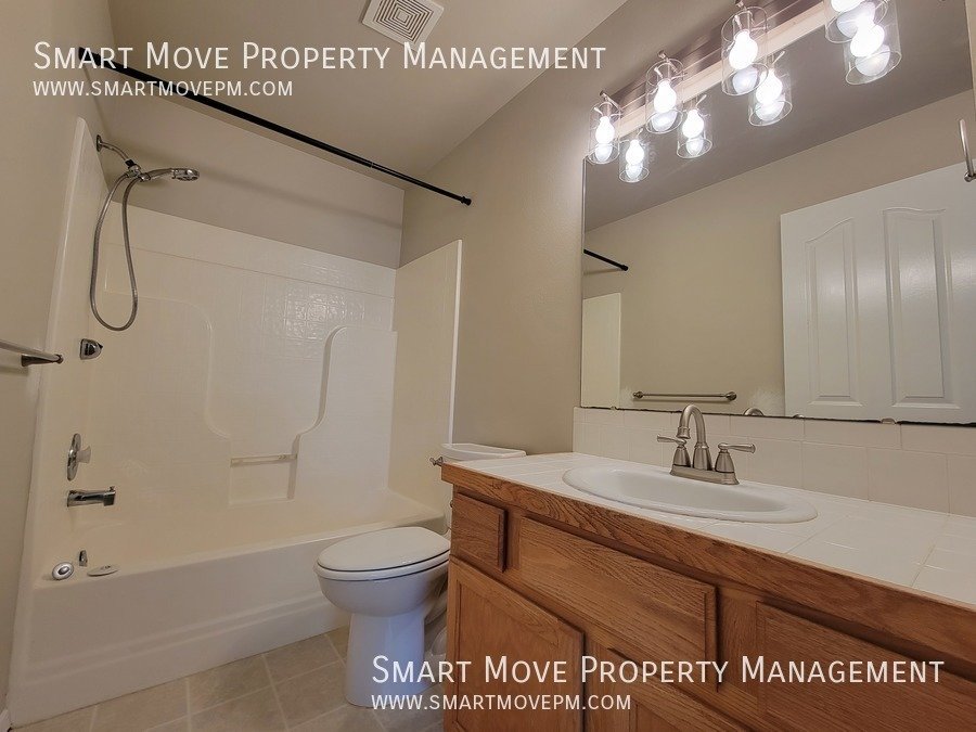 3 Bed + Office, w/ Solar Power in heart of Meridian. Available Immediately! property image